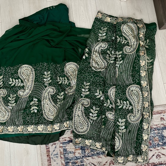 Hunter green ready made sari with custom blouse - Picture 4 of 4